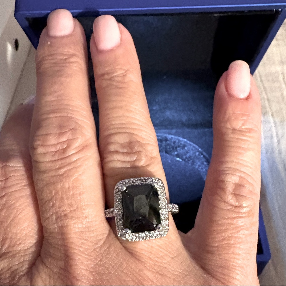 Sophisticated Silver Ring with Black Gemstone